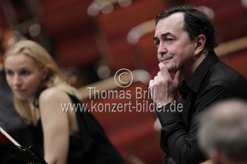 Franzsische Pianist Pierre-Laurent Aimard leitet Die Deutsche Kammerphilharmonie Bremen in Begleitung der jugoslawischen Pianistin Tamara Stefanovich in der Philharmonie Kln (© Thomas Brill)